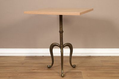 une petite table avec un plateau en bois sur un plancher en bois