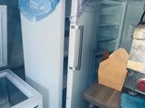 un réfrigérateur blanc et un congélateur dans une cuisine