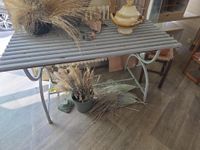 Une table décorative grise au plateau lattes (vide)