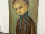 un vieux tableau représentant un garçon avec un bonnet et une écharpe, posé sur une table