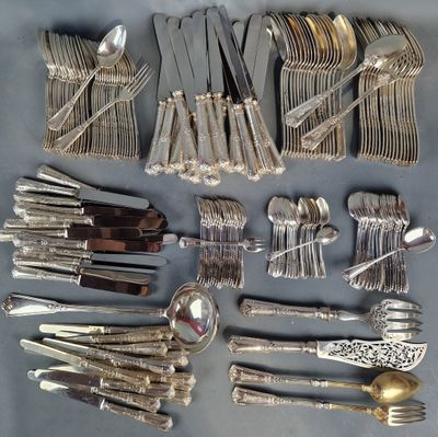 beaucoup de cuillères et de fourchettes en argent sur la table
