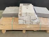 de nombreuses piles de cartons sur une palette dans un entrepôt