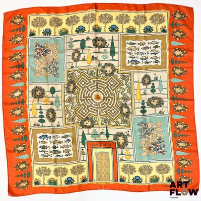 une écharpe orange avec un motif représentant un labyrinthe et des fleurs