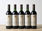 six bouteilles de vin sont alignées sur une table en bois
