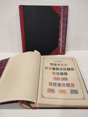 un livre ouvert avec des timbres, posé sur une table