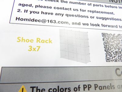 un gros plan d'un panneau sur lequel figure un code QR