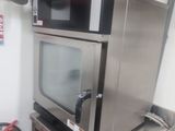un micro-ondes posé sur un comptoir dans une cuisine