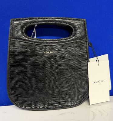 un gros plan sur un sac à main noir muni d'une étiquette