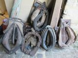 un grand nombre de fers à cheval posés sur le sol