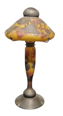 une lampe posée sur un pied métallique