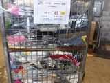 un chariot chargé de nombreuses paires de chaussures dans un entrepôt