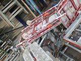 une photo d'une pièce où se trouvent plusieurs chaises