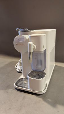 une cafetière blanche posée sur le plan de travail d'une cuisine