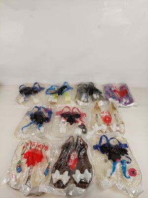 beaucoup de jouets en plastique dans le sac posé sur la table