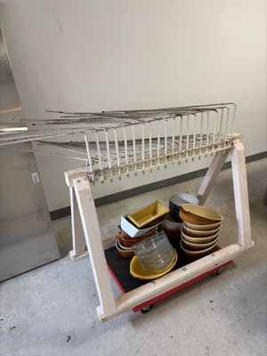 une étagère sur laquelle sont posés des assiettes et des bols, dans une cuisine