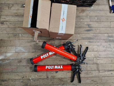 un vélo rouge posé par terre