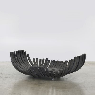 une photo d'une sculpture réalisée à partir de lattes de bois