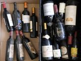 plusieurs bouteilles de vin dans une caisse sur la table