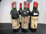 quatre bouteilles de vin sont alignées sur une table