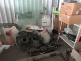 un tas d'objets divers dans un débarras