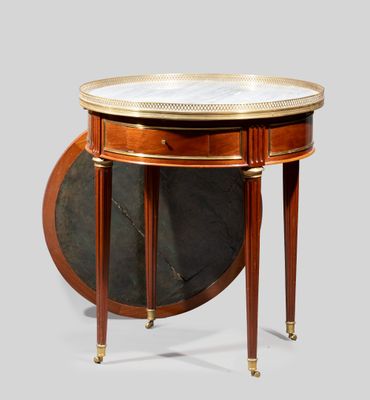 une table ronde avec un plateau en marbre et deux pieds