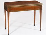une petite table en bois avec un tiroir d'un côté et un autre tiroir de l'autre côté