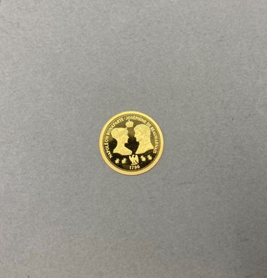 un gros plan d'une pièce d'or sur laquelle figure l'effigie d'un homme à cheval