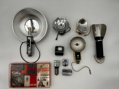 Lot DE 6 Flashs Semi-Modernes ET Accessoires Divers.