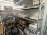 une pièce avec beaucoup de boîtes et de cartons sur les étagères