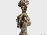 une image représentant une sculpture d'une femme tenant un vase