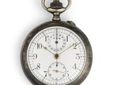 gros plan d'une montre de poche sur fond blanc