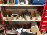 de nombreux cartons contenant du matériel électrique dans le garage