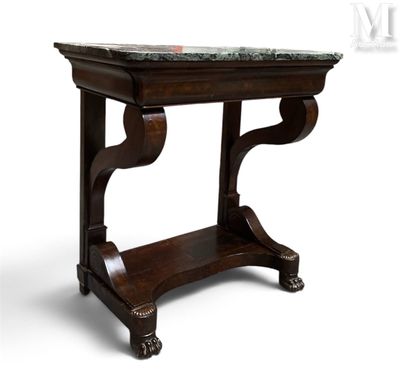 une vieille table en bois avec un plateau en marbre sur fond blanc