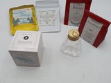 une bouteille de liquide, un récipient contenant du thé et une boîte de sachets de thé