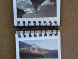 deux pages d'un livre sur lesquelles figurent des images de montagnes
