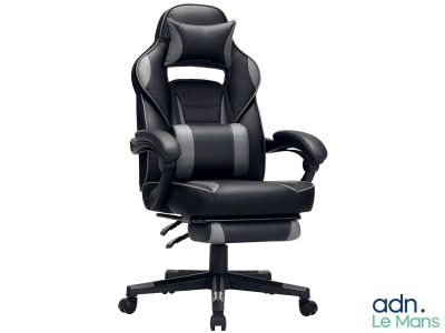 un gros plan d'une chaise de bureau noire sur fond blanc