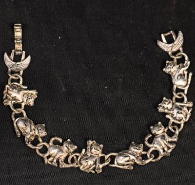 un bracelet en argent orné d'animaux et d'oiseaux