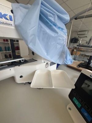 une machine posée sur une table dans une pièce