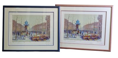 deux tableaux encadrés représentant une rue de la ville avec une tour horloge