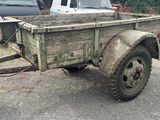 un vieux camion avec une remorque attelée