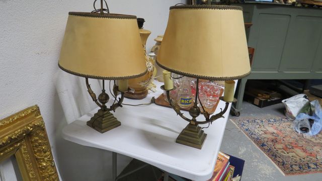 Paire de lampes de table à deux bras de lumière, en laiton H : 63
