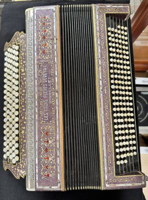 Accordéon LES TROIS FRERES DEVEIDT à Bruxelles. Chromatique,…
