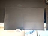 une télévision fixée au mur dans la cuisine