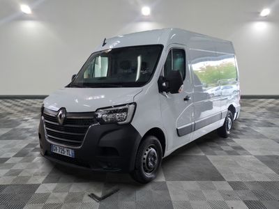 la photo d'une camionnette blanche garée dans un garage
