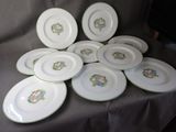 une pile d'assiettes posées sur une table