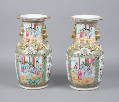 CHINE Canton Paire de vases en porcelaine à décor émaillé po…