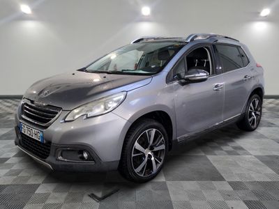 la voiture argentée est garée dans le garage sur un sol en damier