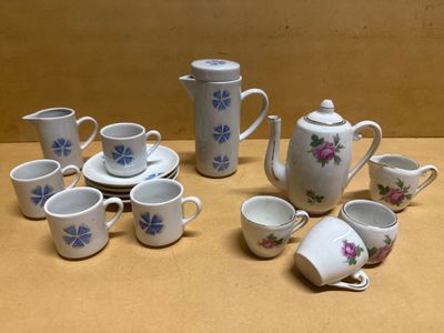 de nombreuses tasses et soucoupes posées sur une table
