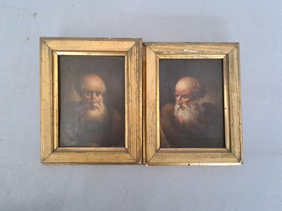 deux tableaux représentant des vieillards à la longue barbe accrochés au mur