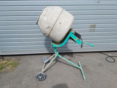 a cement mixer that is sitting on a tripod